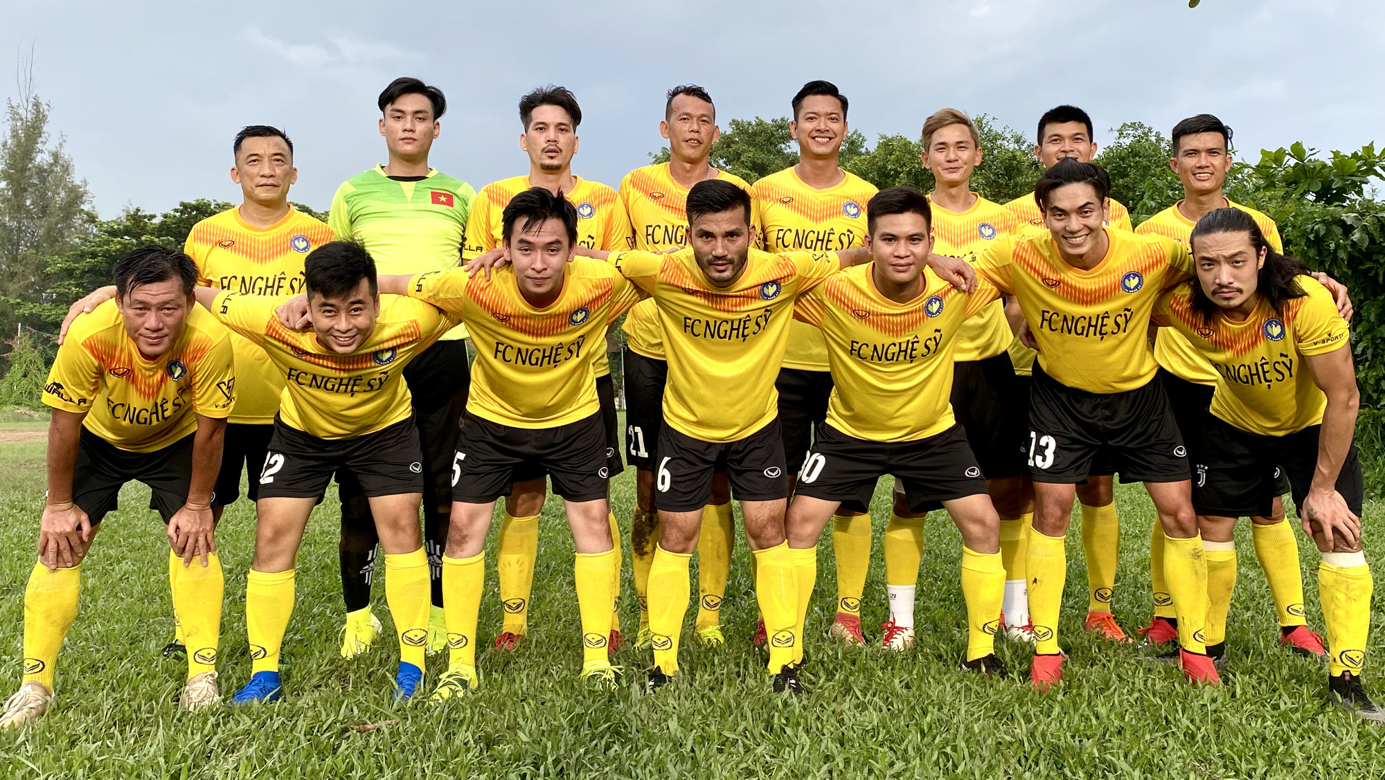 Đá tiền đạo, thủ môn Tấn Trường lập "hat-trick" trước giờ ra hội quân cùng Hà Nội FC