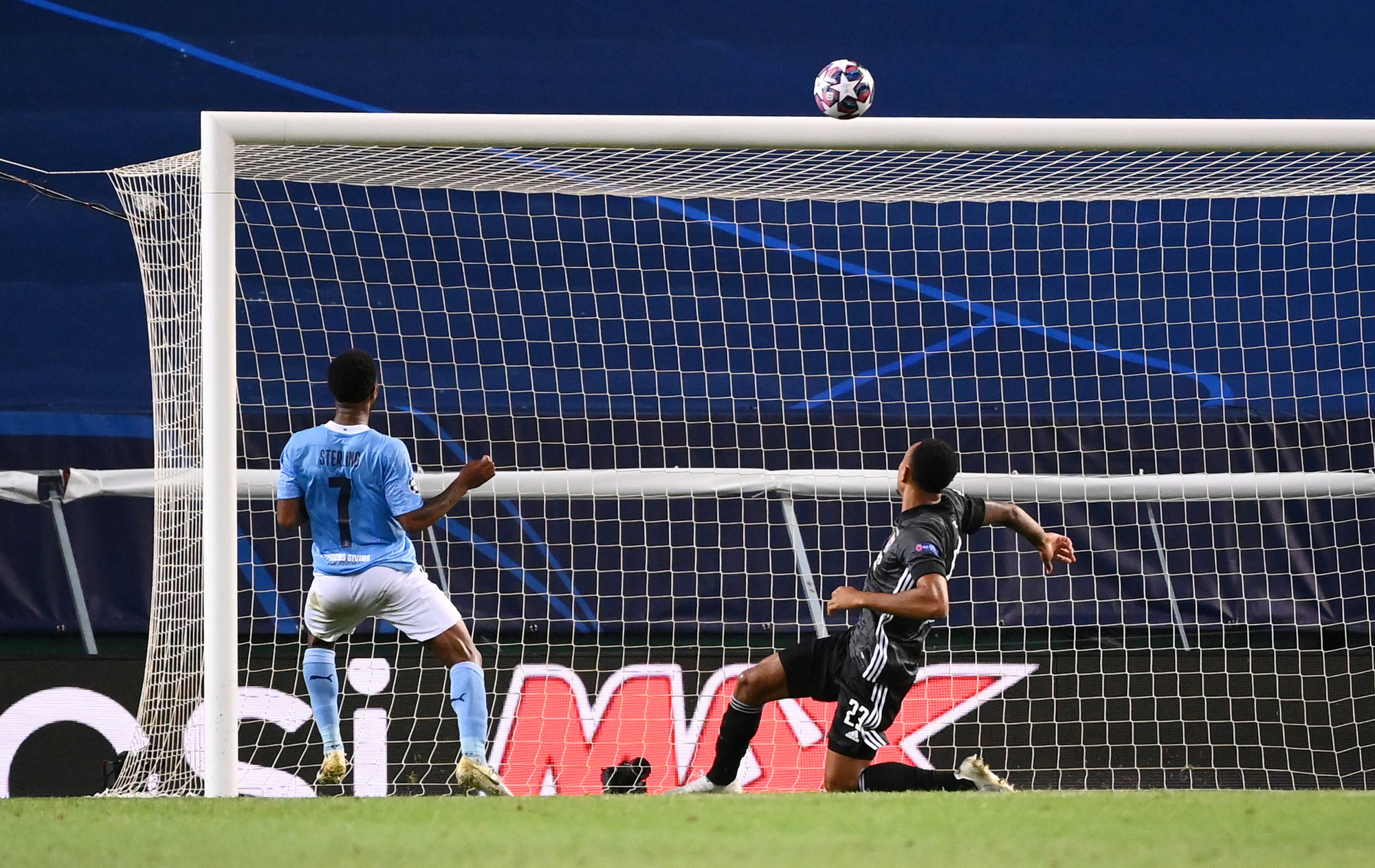 Đại địa chấn Champions League, Lyon quật ng&atilde; đại gia Man City - Ảnh 7.
