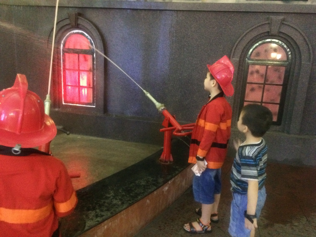 M&ugrave;a h&egrave; c&ugrave;ng con kh&aacute;m ph&aacute; tour th&agrave;nh phố - Ảnh 1.