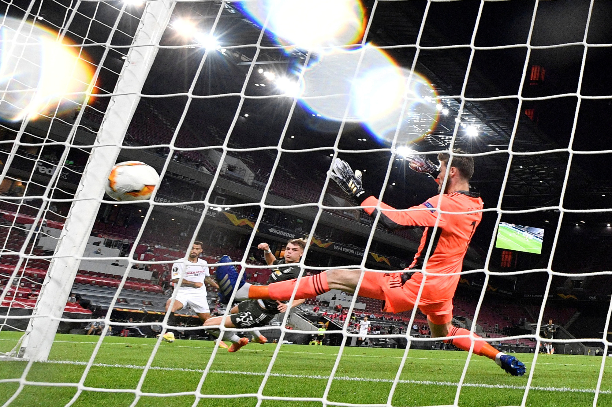 Thua ngược Sevilla ngỡ ng&agrave;ng, Man United chia tay Europa League - Ảnh 5.