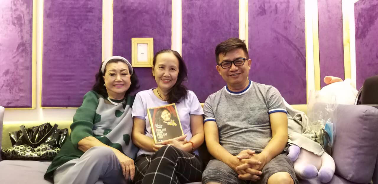 Kỳ nữ Kim Cương "trốn dịch" trong phòng thu âm, ghi lại hồi ký đời mình