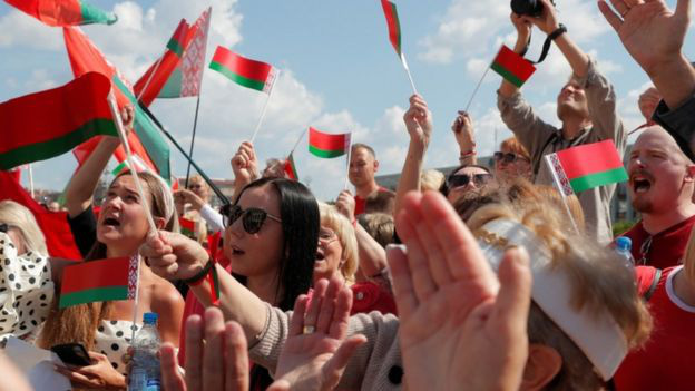 Biển người biểu t&igrave;nh ở Belarus, Nga v&agrave; NATO gh&igrave;m nhau - Ảnh 4.