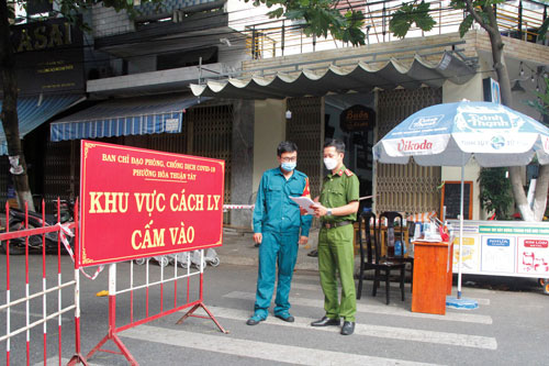 VÌ TUYẾN ĐẦU CHỐNG DỊCH: Nỗi lòng người gác chốt
