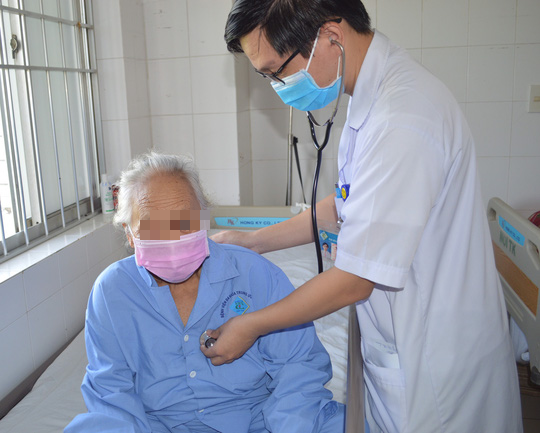 B&aacute;c sĩ tiết lộ l&yacute; do cụ b&agrave; 88 tuổi bị đột quỵ nguy kịch nhưng được cứu sống - Ảnh 1.