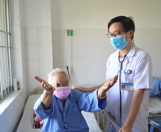 B&aacute;c sĩ tiết lộ l&yacute; do cụ b&agrave; 88 tuổi bị đột quỵ nguy kịch nhưng được cứu sống - Ảnh 2.