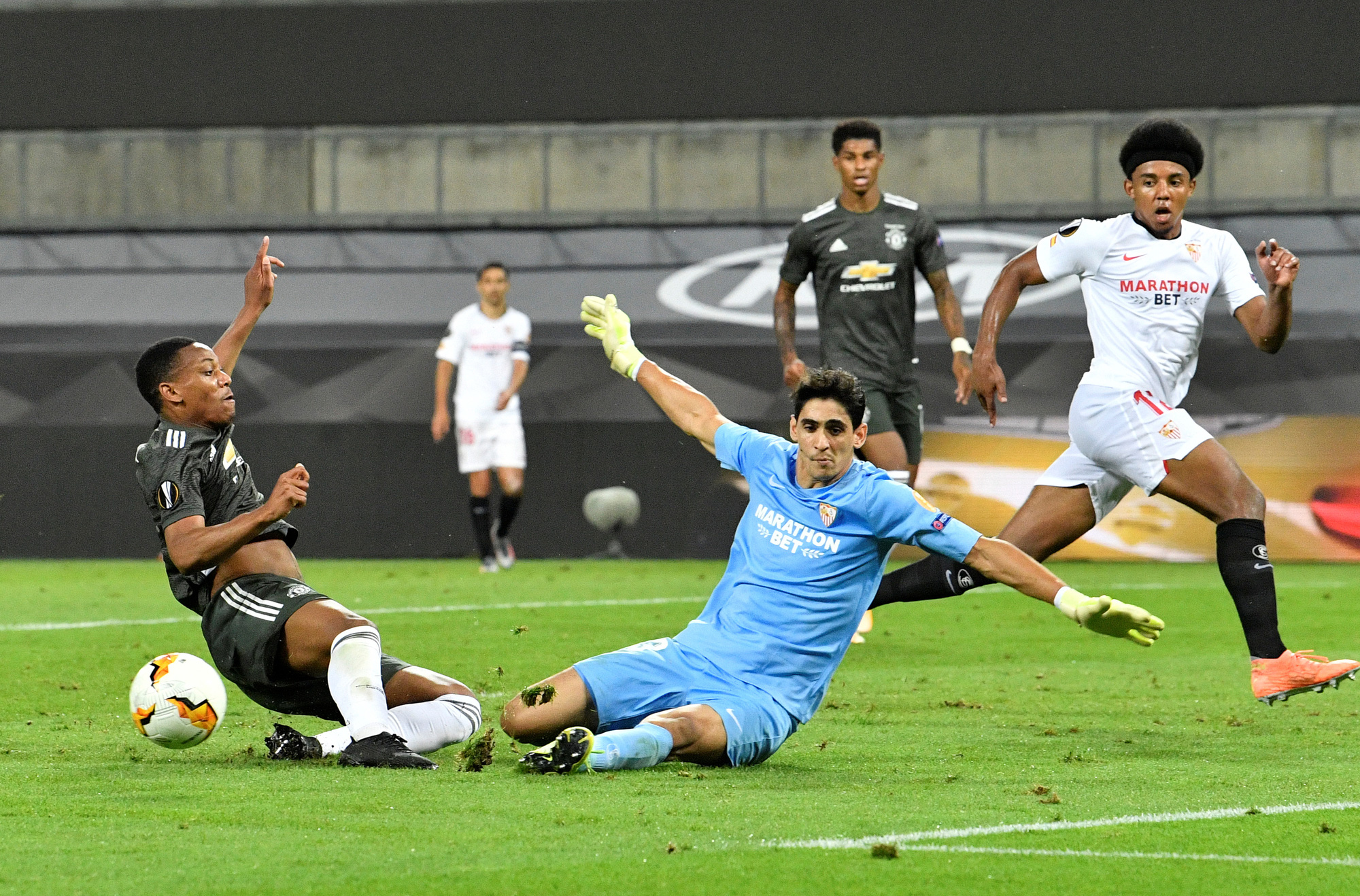 Thua ngược Sevilla ngỡ ng&agrave;ng, Man United chia tay Europa League - Ảnh 8.