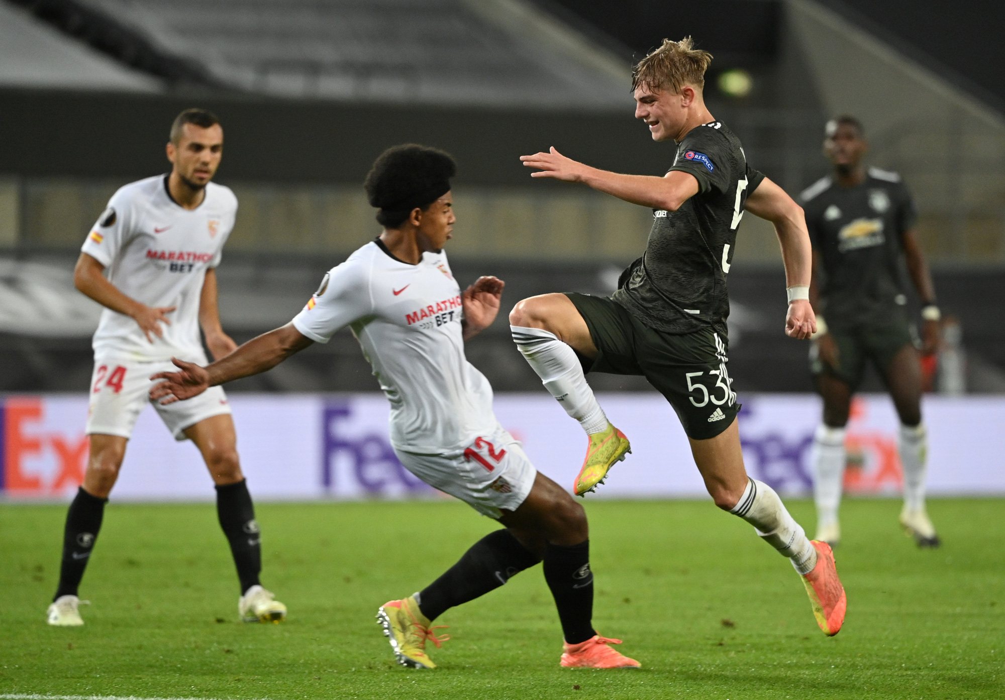 Thua ngược Sevilla ngỡ ng&agrave;ng, Man United chia tay Europa League - Ảnh 2.