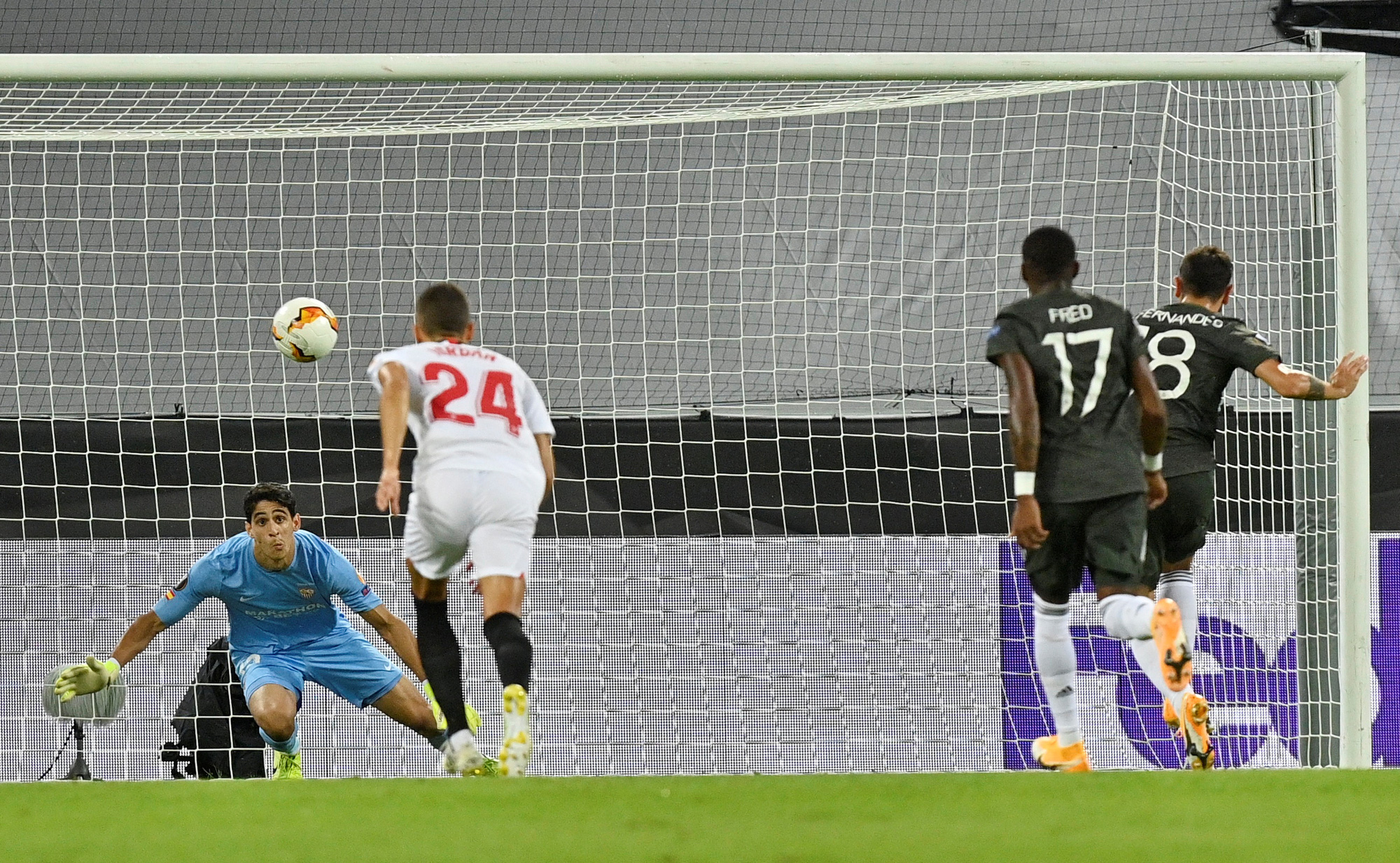 Thua ngược Sevilla ngỡ ng&agrave;ng, Man United chia tay Europa League - Ảnh 3.