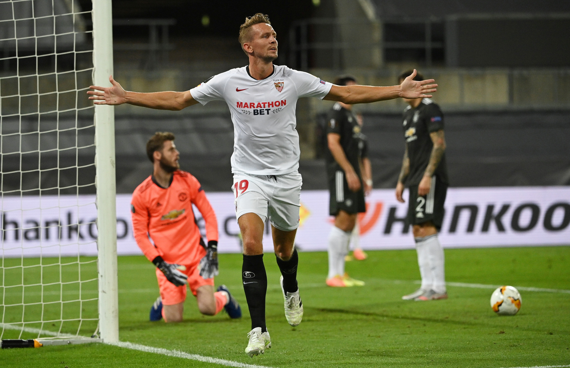 Thua ngược Sevilla ngỡ ngàng, Man United chia tay Europa League