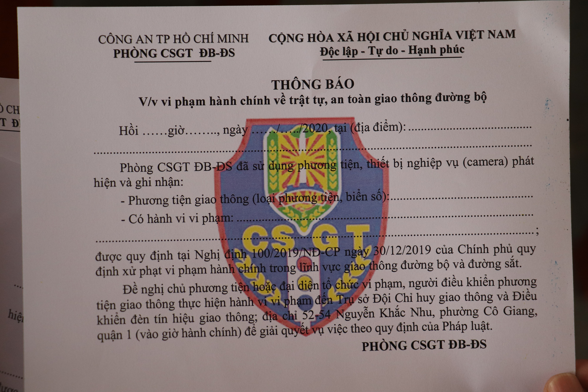 Cận cảnh 2 xế hộp bị CSGT TP HCM dán thông báo vi phạm - Ảnh 5.