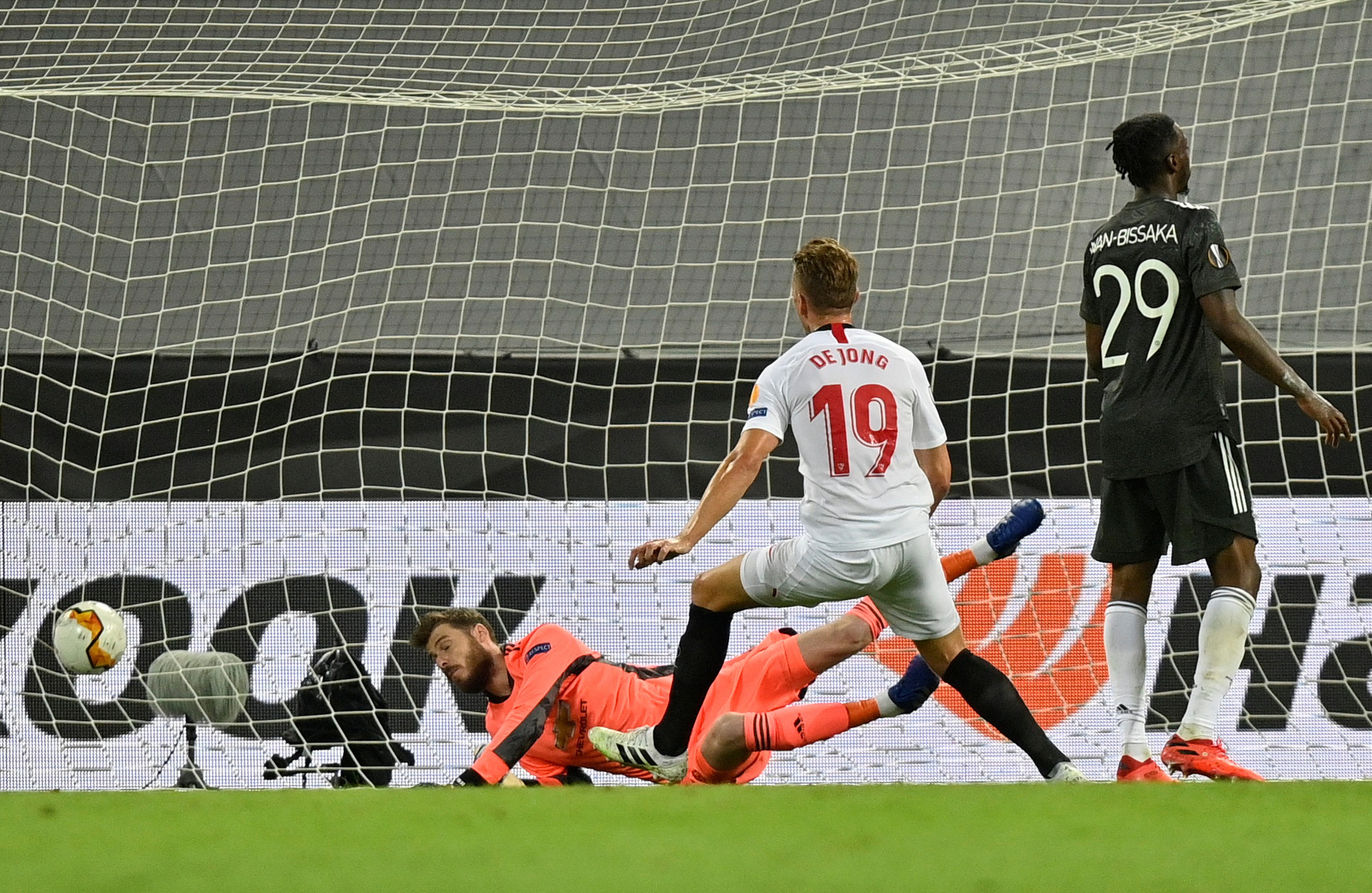 Thua ngược Sevilla ngỡ ng&agrave;ng, Man United chia tay Europa League - Ảnh 9.