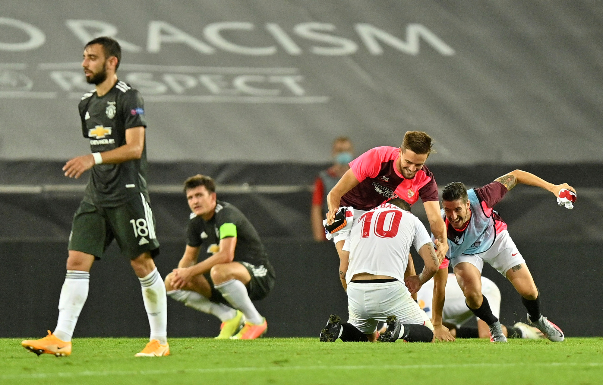 Thua ngược Sevilla ngỡ ng&agrave;ng, Man United chia tay Europa League - Ảnh 11.