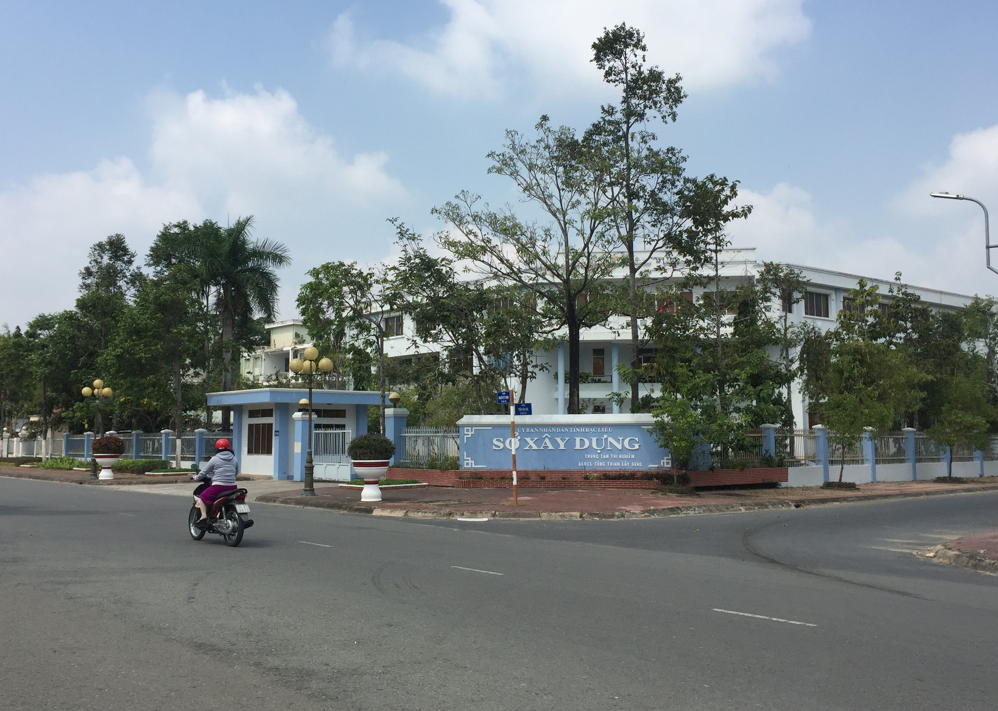 Đường quan lộ của Chủ tịch và Phó Chủ tịch TP Bạc Liêu trước khi bị kiểm điểm, cảnh cáo - Ảnh 3.