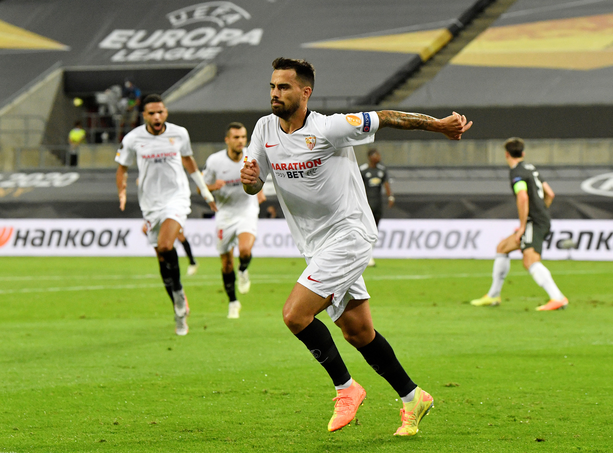 Thua ngược Sevilla ngỡ ng&agrave;ng, Man United chia tay Europa League - Ảnh 6.