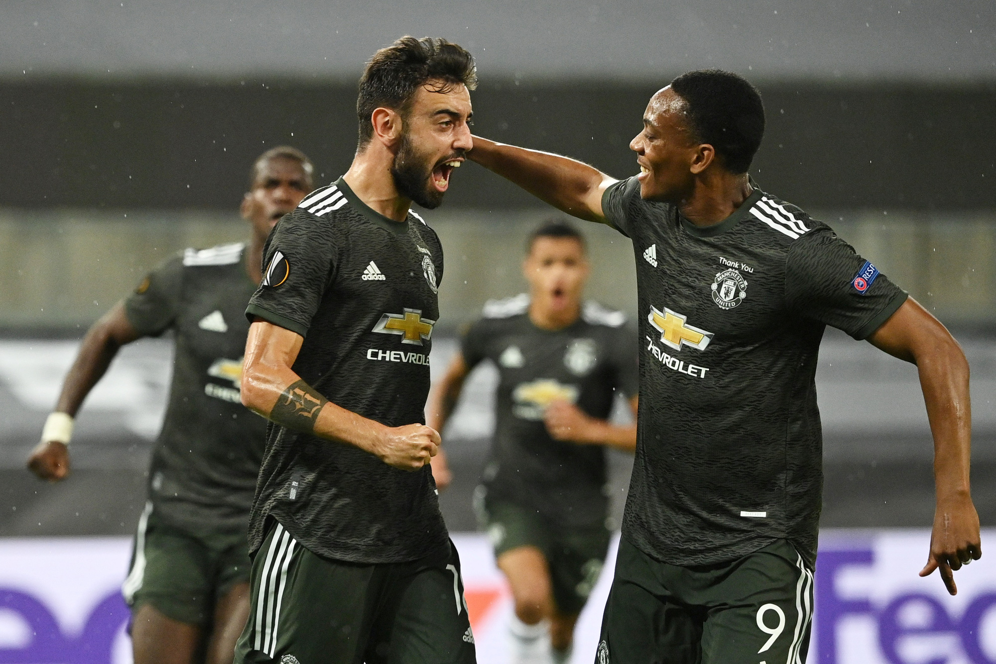 Thua ngược Sevilla ngỡ ng&agrave;ng, Man United chia tay Europa League - Ảnh 4.