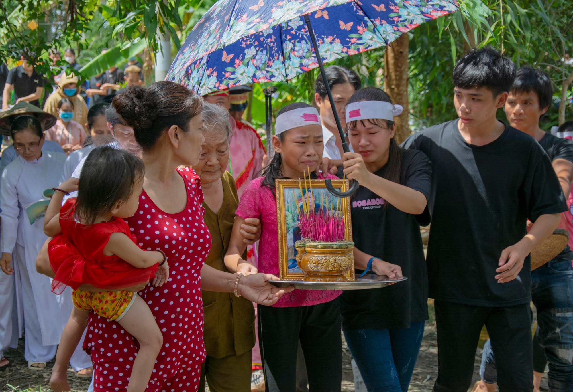 Những giọt nước mắt tiếc thương tiễn nam sinh về nơi an nghỉ cuối cùng