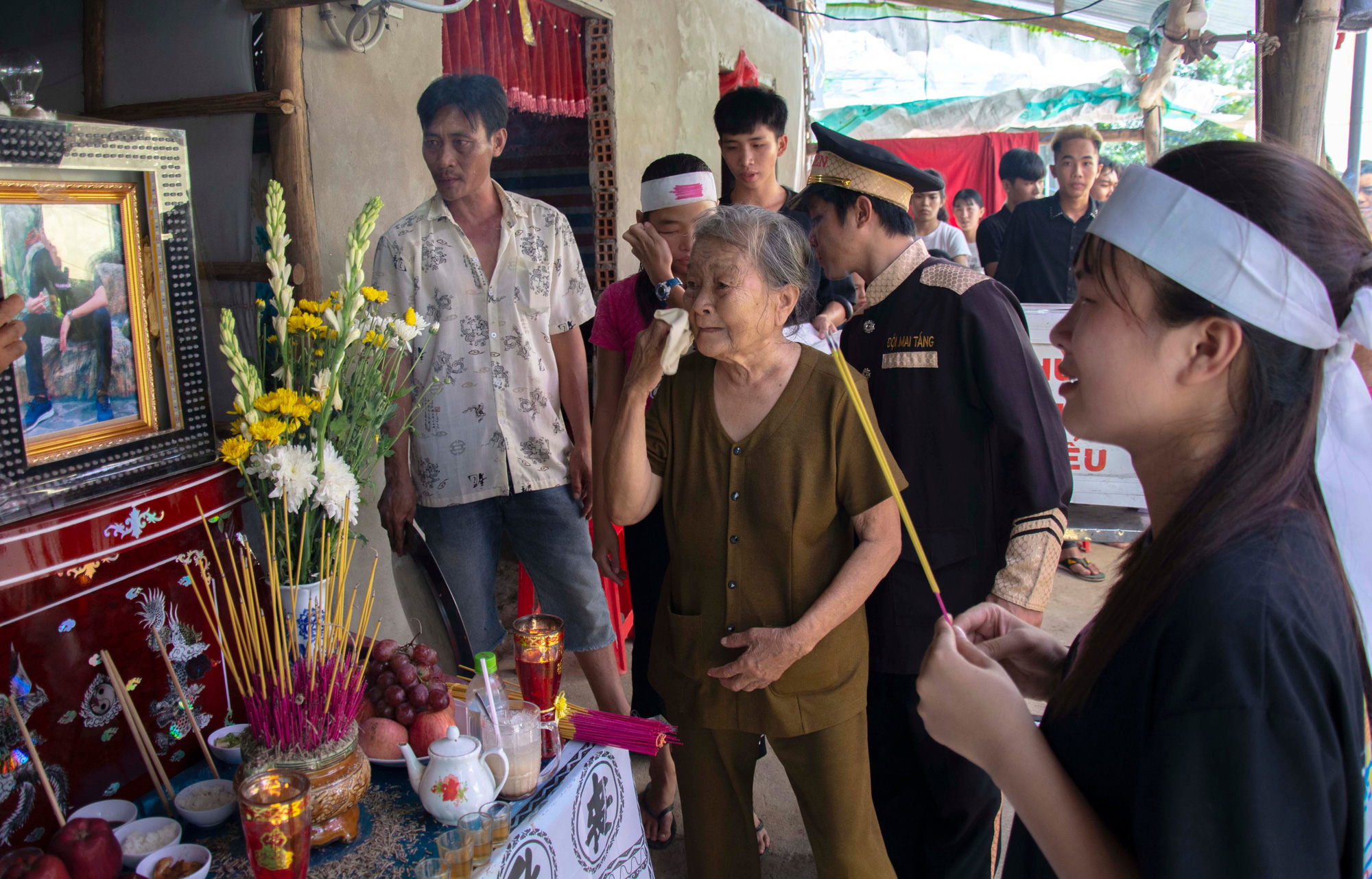 Những giọt nước mắt tiếc thương tiễn nam sinh về nơi an nghỉ cuối cùng - Ảnh 6.