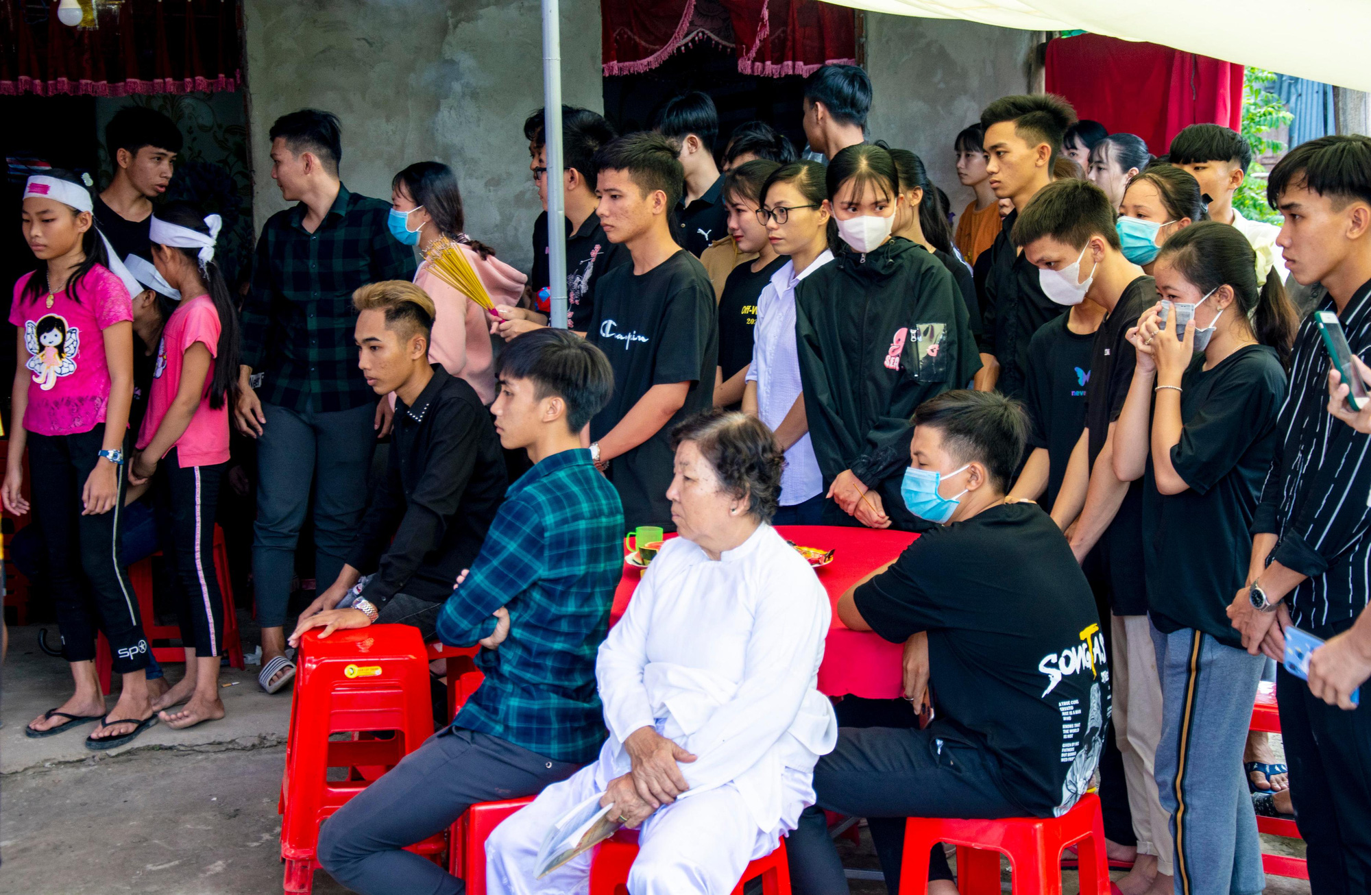 Những giọt nước mắt tiếc thương tiễn nam sinh về nơi an nghỉ cuối cùng - Ảnh 9.