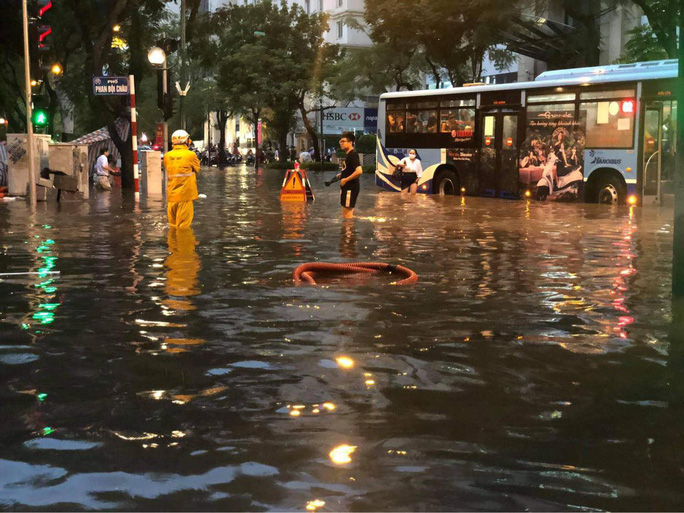 V&igrave; sao nhiều tuyến phố quanh hồ Gươm ngập s&acirc;u trong trận mưa lớn? - Ảnh 2.
