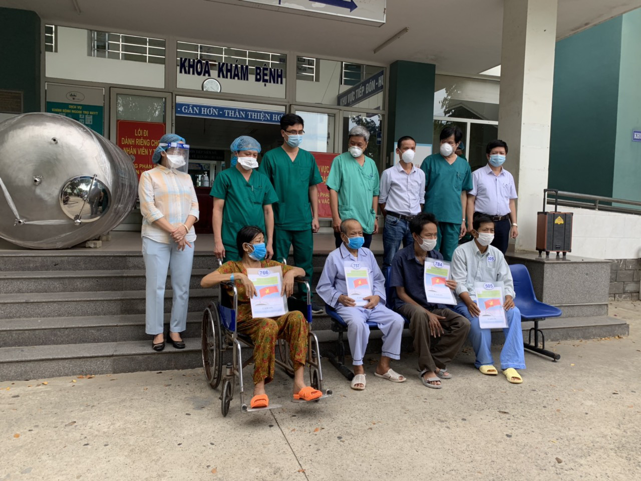 Đà Nẵng: 4 bệnh nhân chạy thận nhân tạo được chữa khỏi Covid-19 - Ảnh 2.