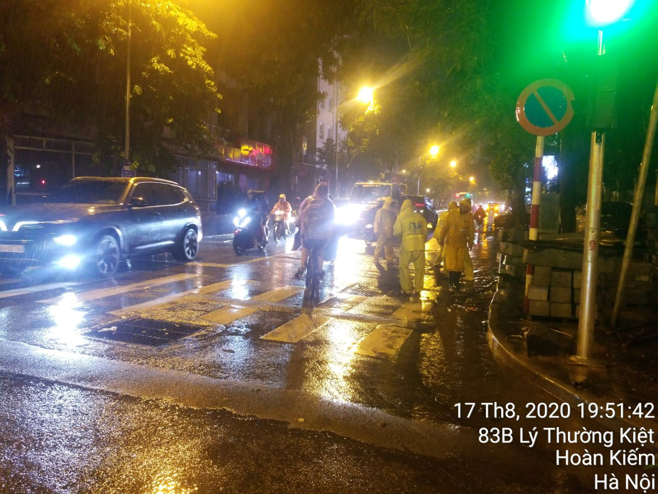 V&igrave; sao nhiều tuyến phố quanh hồ Gươm ngập s&acirc;u trong trận mưa lớn? - Ảnh 3.