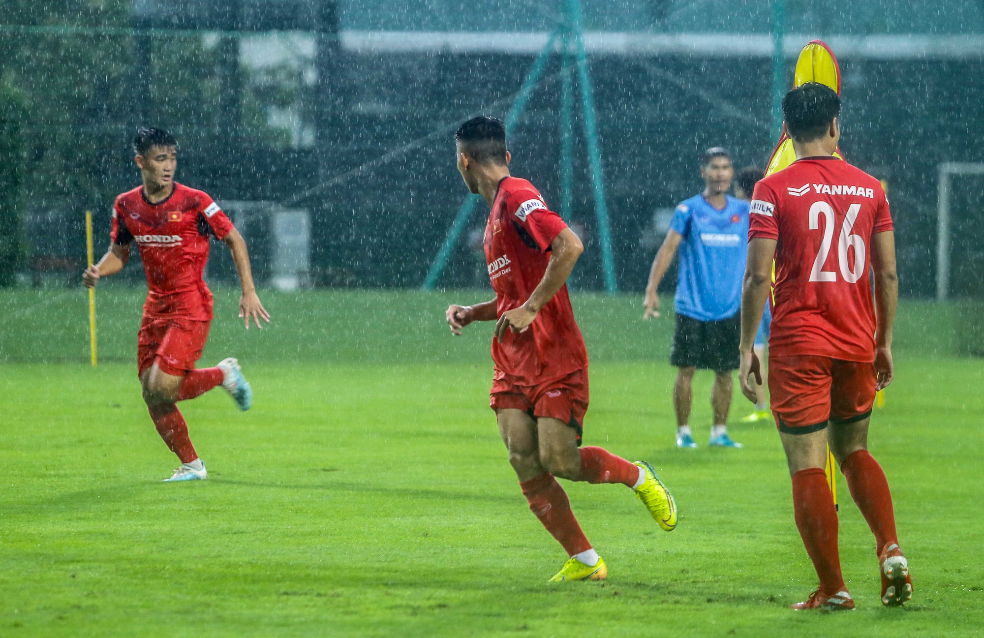 CLIP: U22 Việt Nam đội mưa luyện c&ocirc;ng trong buổi tập đầu ti&ecirc;n - Ảnh 9.