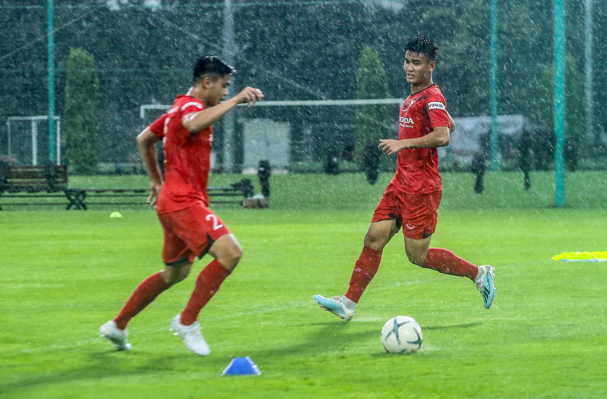 CLIP: U22 Việt Nam đội mưa "luyện công" trong buổi tập đầu tiên
