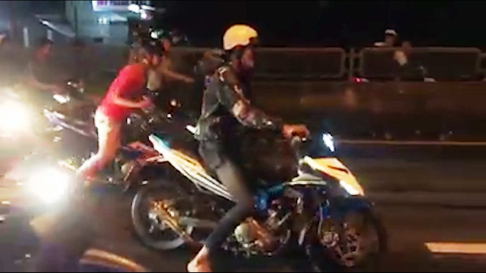 CLIP: H&agrave;ng trăm qu&aacute;i xế lộng h&agrave;nh chặn xe tr&ecirc;n Quốc lộ 1 để tranh t&agrave;i - Ảnh 4.