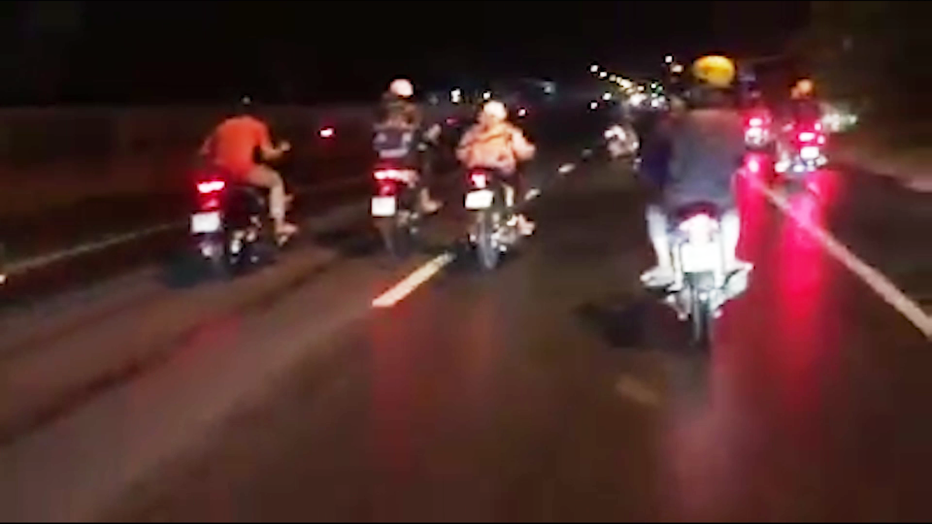 CLIP: H&agrave;ng trăm qu&aacute;i xế lộng h&agrave;nh chặn xe tr&ecirc;n Quốc lộ 1 để tranh t&agrave;i - Ảnh 3.
