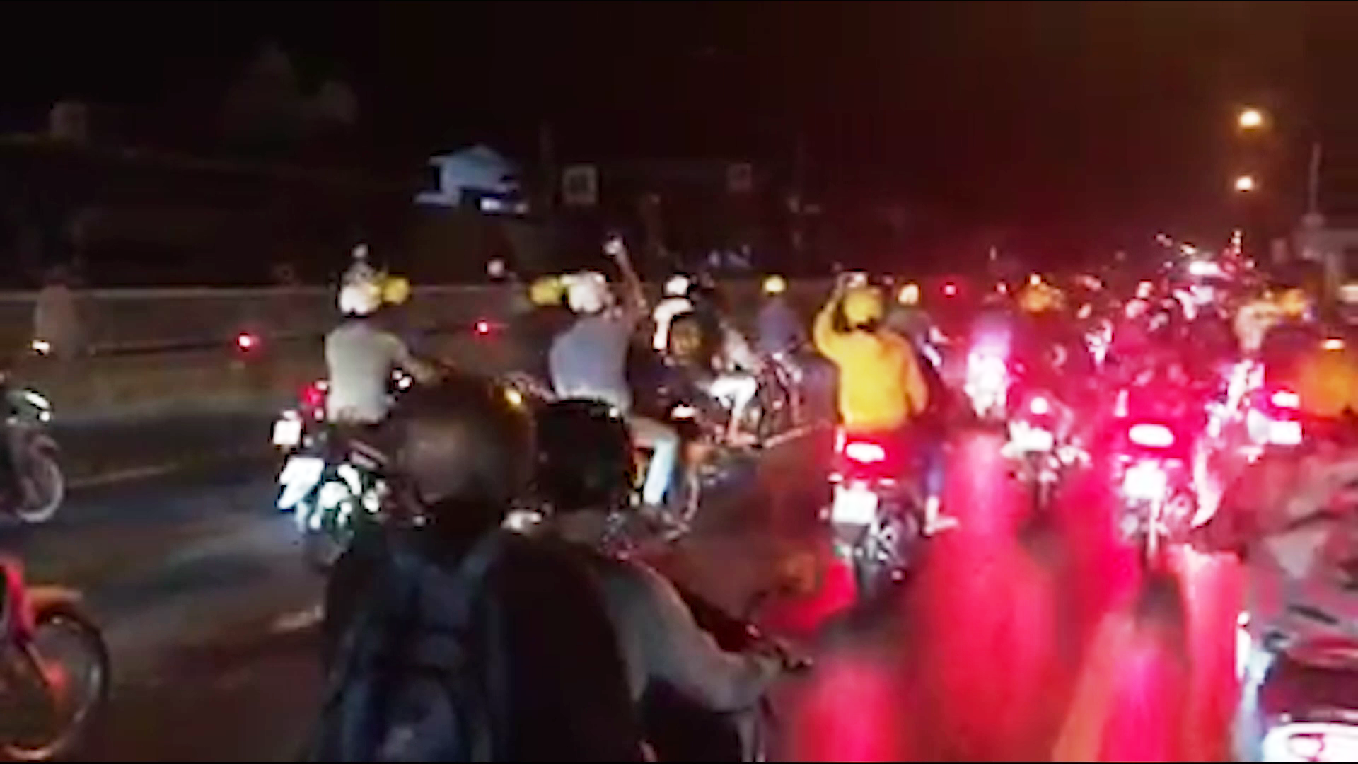 CLIP: H&agrave;ng trăm qu&aacute;i xế lộng h&agrave;nh chặn xe tr&ecirc;n Quốc lộ 1 để tranh t&agrave;i - Ảnh 2.
