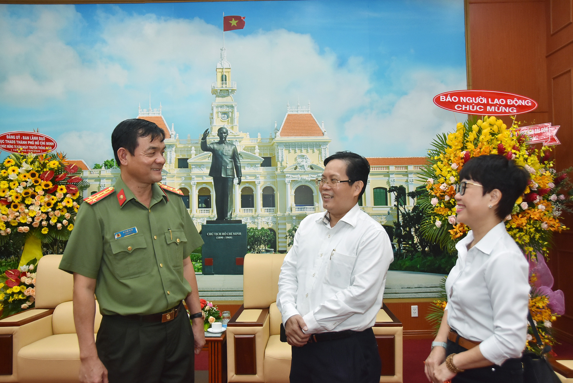 B&aacute;o Người Lao Động thăm, ch&uacute;c mừng C&ocirc;ng an TP HCM - Ảnh 2.