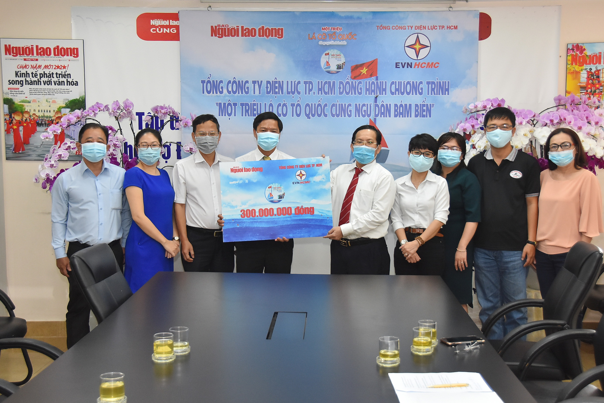 Tổng C&ocirc;ng ty Điện lực TP HCM ủng hộ Chương tr&igrave;nh Một triệu l&aacute; cờ Tổ quốc c&ugrave;ng ngư d&acirc;n b&aacute;m biển 300 triệu đồng  - Ảnh 2.