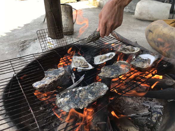 Về Cần Giờ trải nghiệm b&igrave;nh y&ecirc;n b&ecirc;n r&igrave;a th&agrave;nh phố - Ảnh 4.