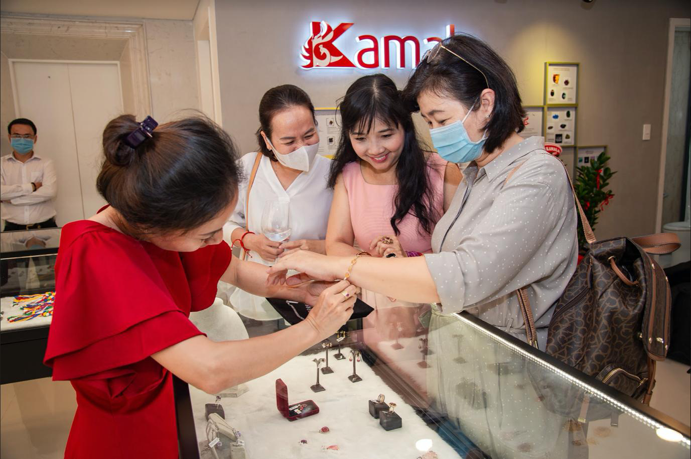 Ch&iacute;nh thức khai trương showroom trang sức đ&aacute; thi&ecirc;n nhi&ecirc;n cao cấp Kamala - Ảnh 3.