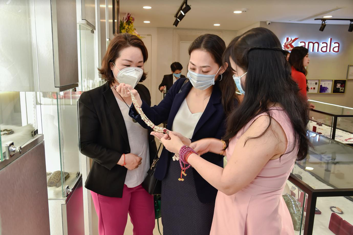Ch&iacute;nh thức khai trương showroom trang sức đ&aacute; thi&ecirc;n nhi&ecirc;n cao cấp Kamala - Ảnh 4.
