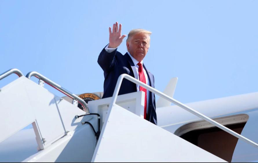 Chuyên cơ của Tổng thống Donald Trump thoát hiểm trước máy bay không người lái