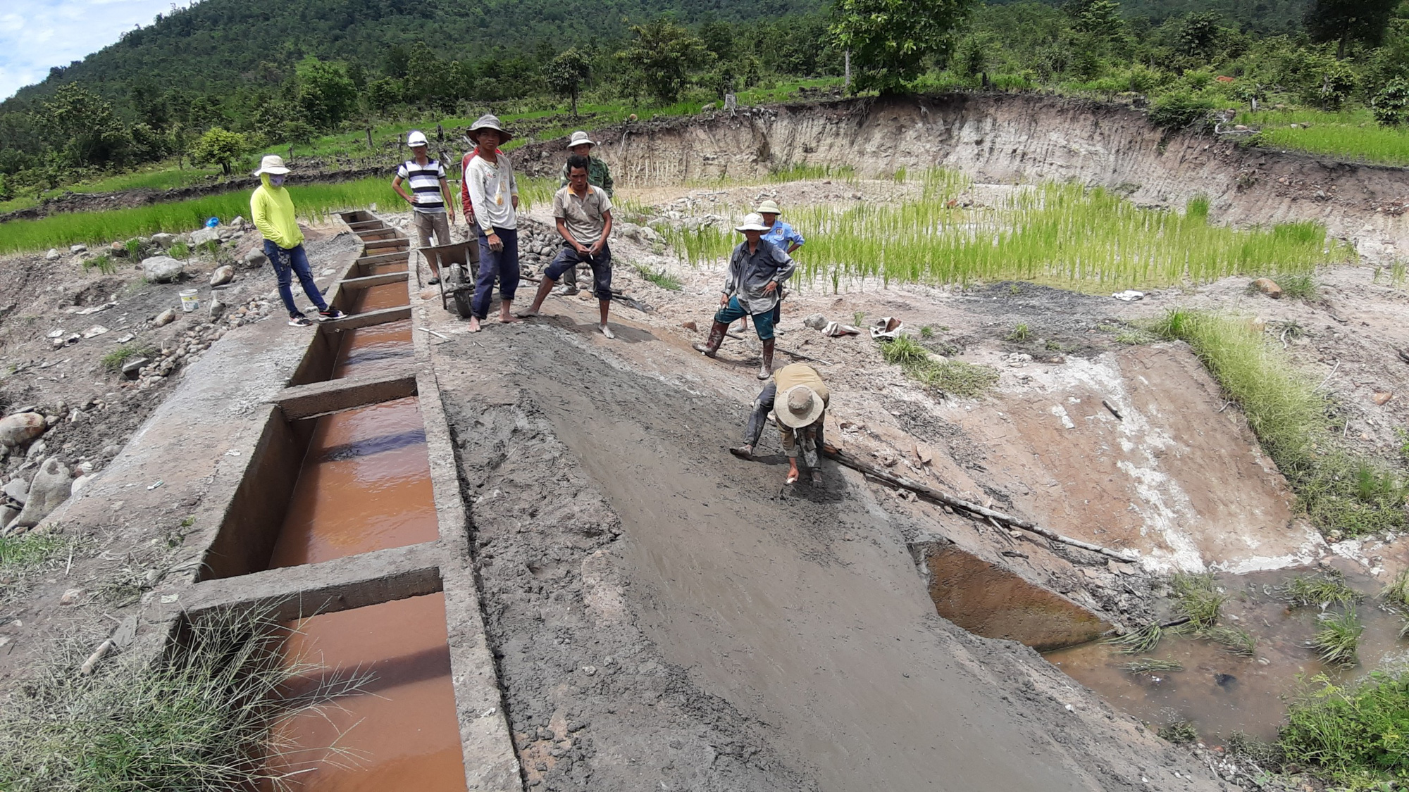 Thủy lợi 119 tỉ vừa l&agrave;m xong đ&atilde; hỏng: V&aacute; vội bằng &hellip;. b&ugrave;n nh&atilde;o - Ảnh 7.