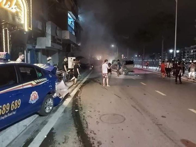 Xe sang Lexus g&acirc;y tai nạn li&ecirc;n ho&agrave;n, nữ c&ocirc;ng an phường tử nạn - Ảnh 1.