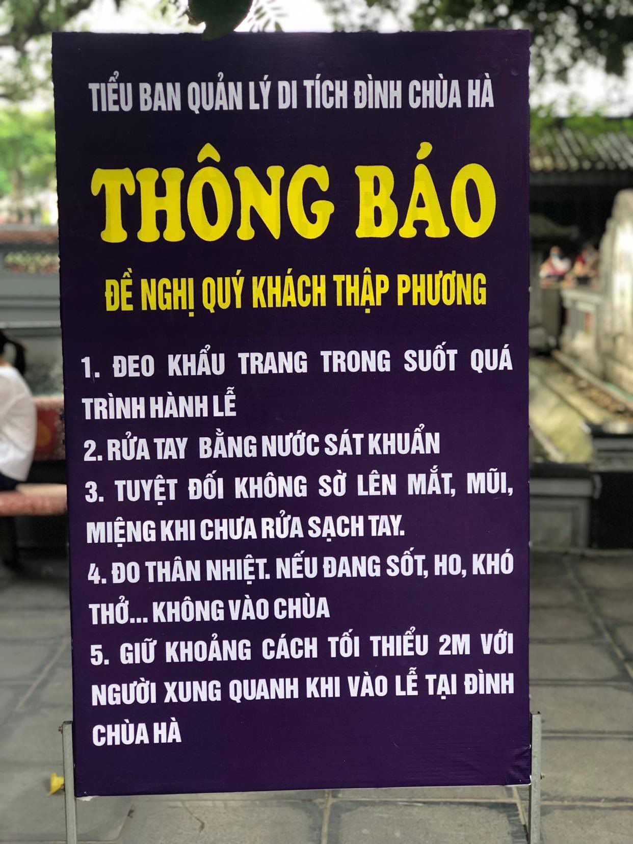 Người đàn ông không đeo khẩu trang tạo dáng chụp ảnh cạnh biển thông báo chống dịch Covid-19 - Ảnh 1.