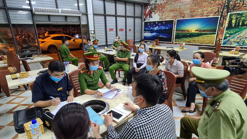 Vụ chủ quán bắt cô gái quỳ xin lỗi vì chê đồ ăn mất vệ sinh: Khu vực bếp có côn trùng