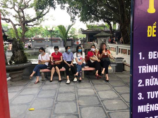 Người đàn ông không đeo khẩu trang tạo dáng chụp ảnh cạnh biển thông báo chống dịch Covid-19 - Ảnh 9.