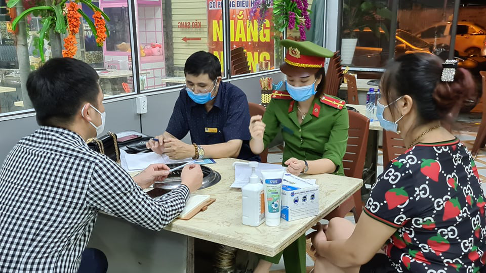 Vụ chủ quán bắt cô gái quỳ xin lỗi vì chê đồ ăn mất vệ sinh: Khu vực bếp có côn trùng - Ảnh 2.