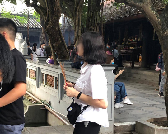 Người đàn ông không đeo khẩu trang tạo dáng chụp ảnh cạnh biển thông báo chống dịch Covid-19 - Ảnh 5.