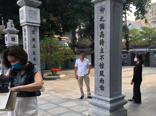 Người đàn ông không đeo khẩu trang tạo dáng chụp ảnh cạnh biển thông báo chống dịch Covid-19 - Ảnh 6.