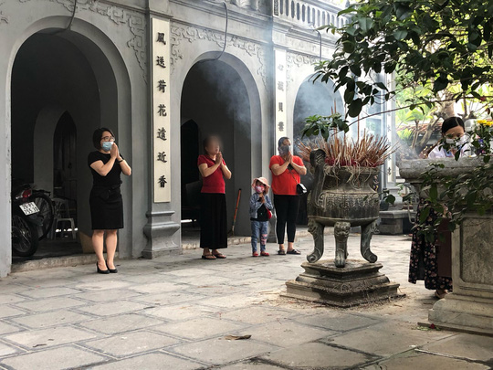Người đàn ông không đeo khẩu trang tạo dáng chụp ảnh cạnh biển thông báo chống dịch Covid-19 - Ảnh 10.