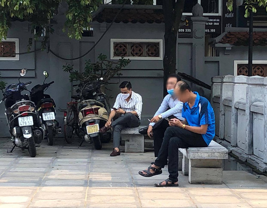 Người đàn ông không đeo khẩu trang tạo dáng chụp ảnh cạnh biển thông báo chống dịch Covid-19 - Ảnh 8.