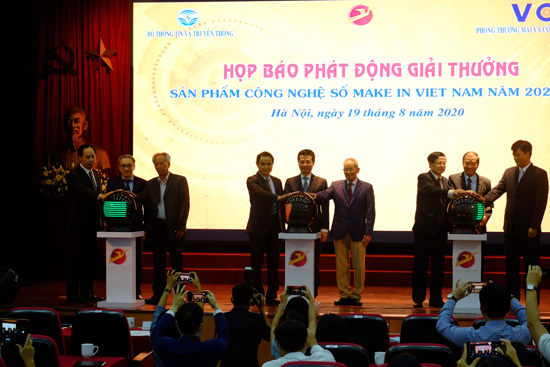 Bộ trưởng Nguyễn Mạnh H&ugrave;ng c&ocirc;ng bố giải thưởng Sản phẩm C&ocirc;ng nghệ số Make in Vietnam 2020 - Ảnh 1.