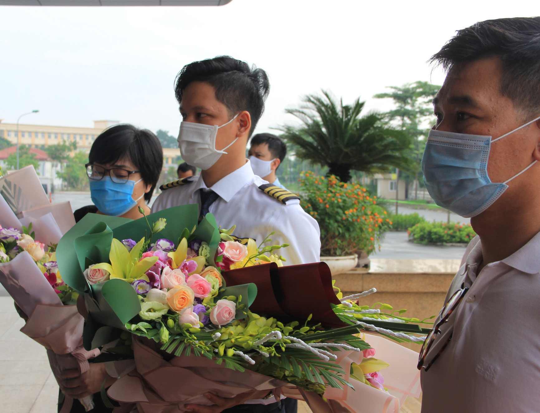 Cận cảnh phi hành đoàn và y bác sĩ đón công dân Guinea Xích đạo ngày hết cách ly