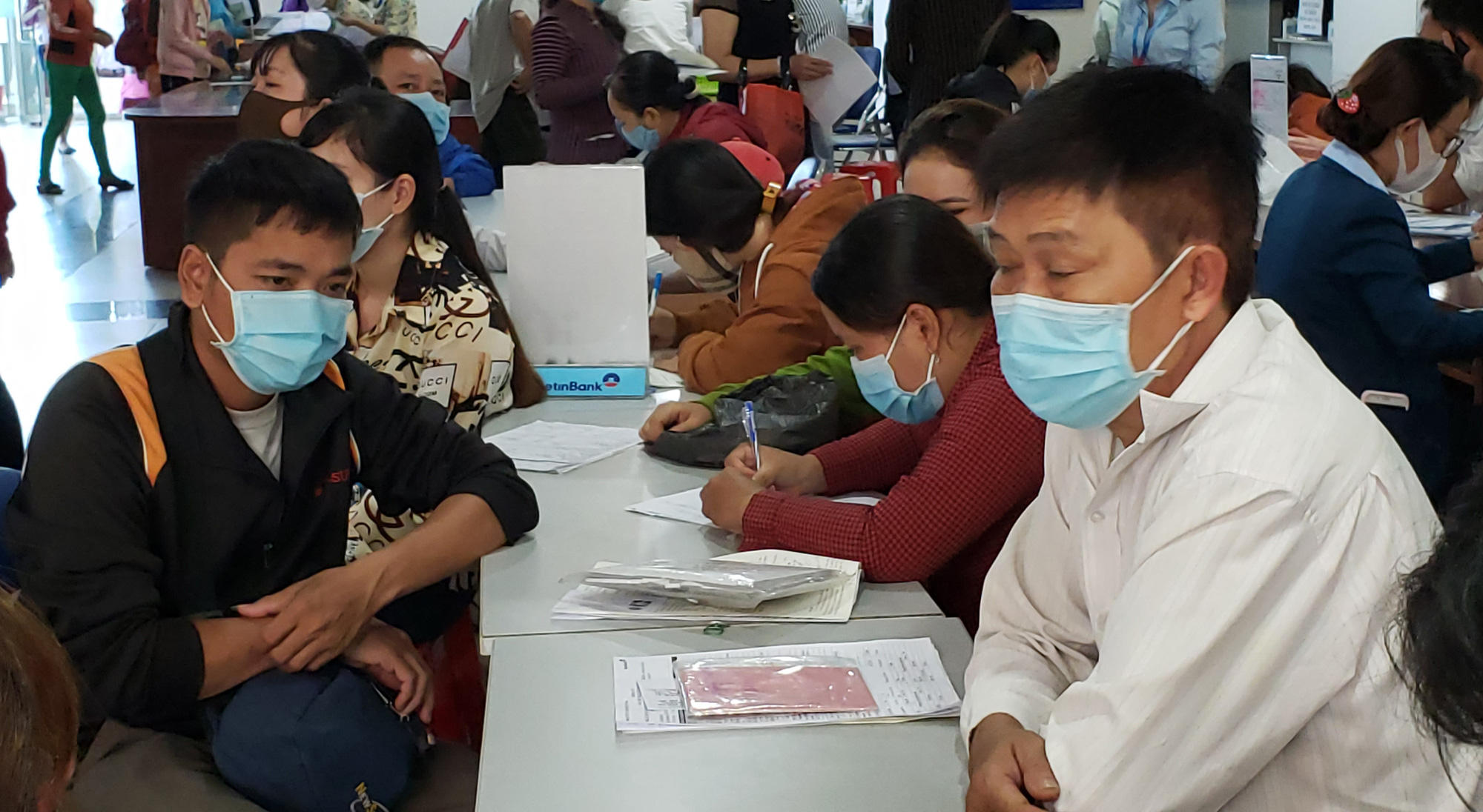 Công nhân ngóng gói hỗ trợ - Ảnh 1.