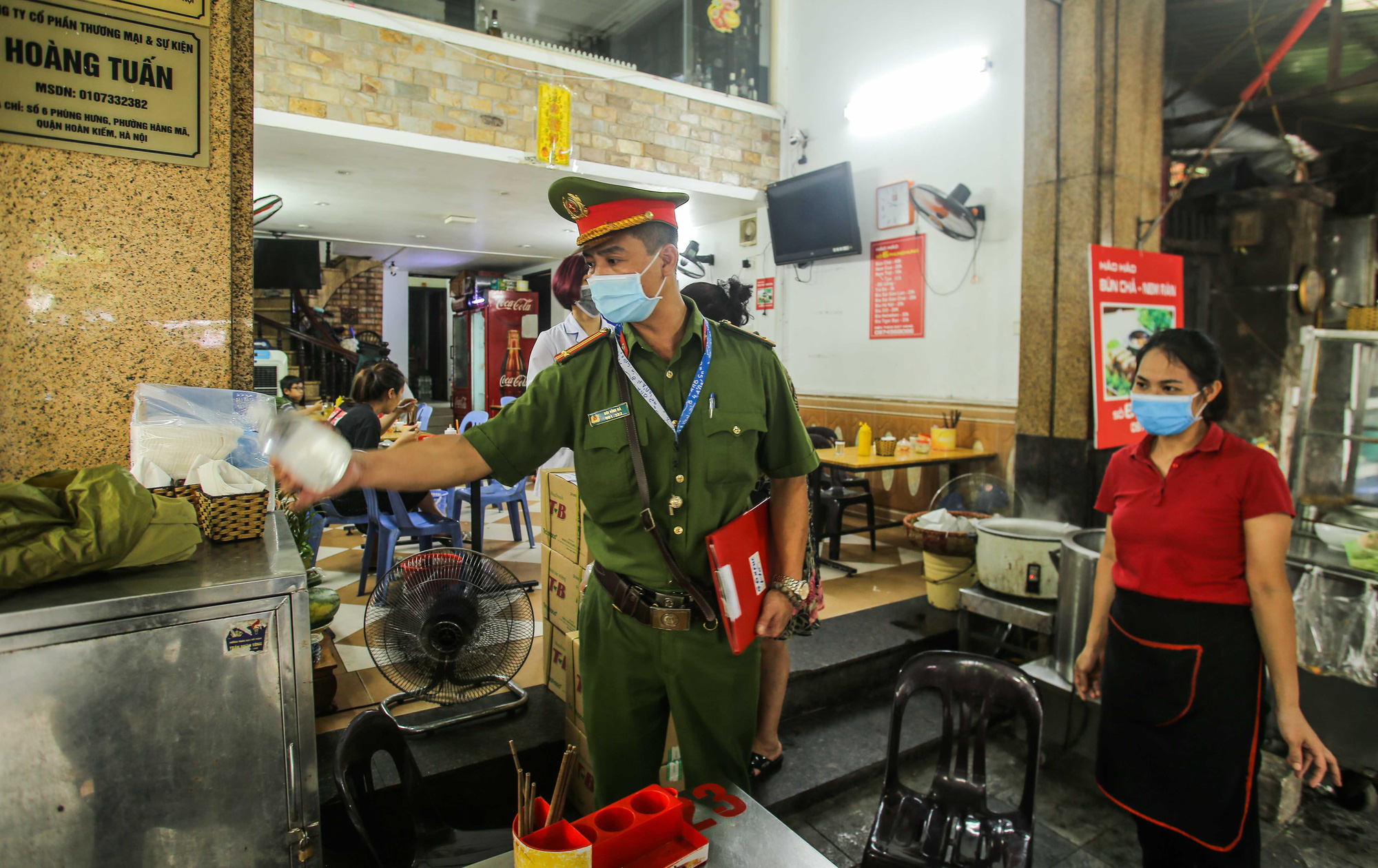 Nhiều h&agrave;ng qu&aacute;n vẫn lơ l&agrave; trong ph&ograve;ng chống dịch Covid-19 - Ảnh 6.